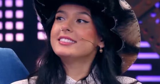 Capa de Ana Castela aposta em microshort e biquíni durante viagem a Miami e exibe shape definido