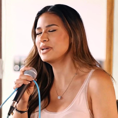 Simone Mendes libera músicas inéditas antes da gravação do novo DVD