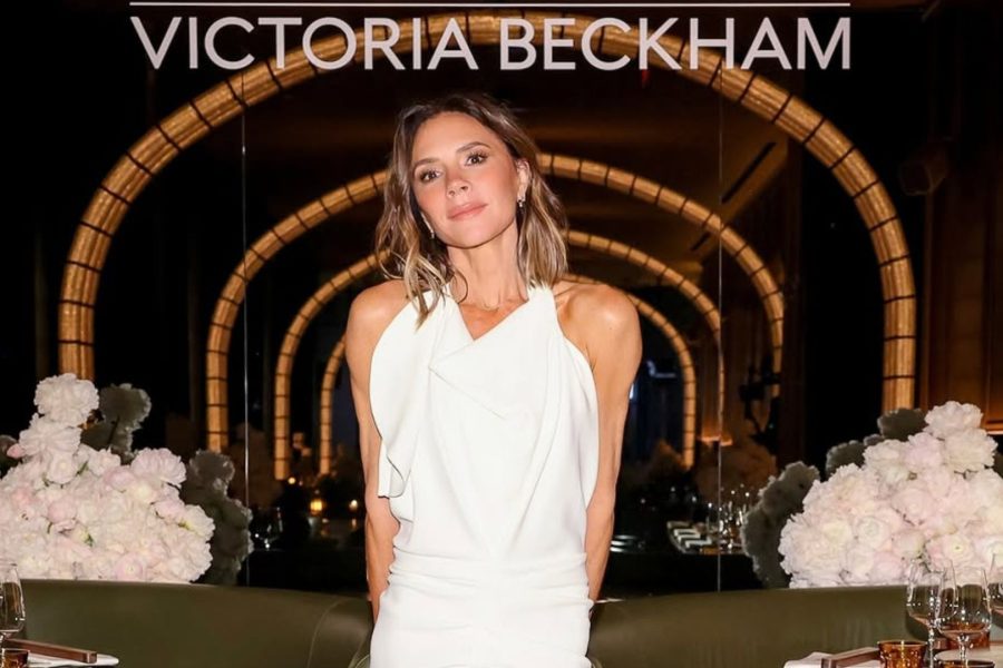 Victoria Beckham relata real motivo de não aparecer sorrindo em